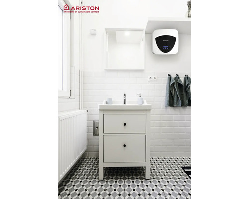 Světlá koupelna s umyvadlovou skříňkou, zrcadlem a elektronickým ohřívačem vody.