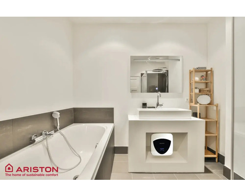 Světlá koupelna s vanou, umyvadlem, zrcadlem, regálem a ohřívačem vody