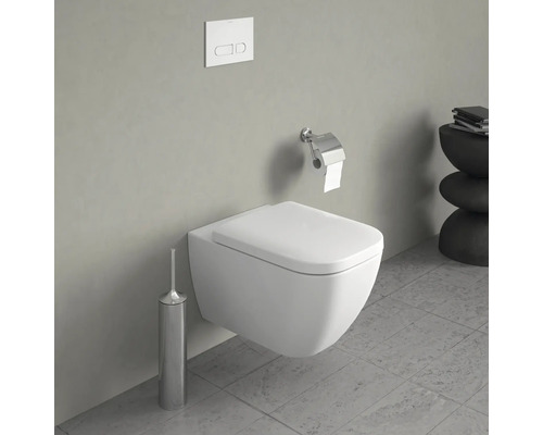 Scéna se závěsným záchodem, WC kartáčem a držákem toaletního papíru