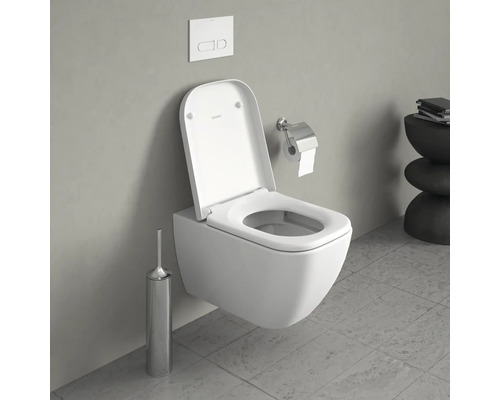 Závěsná toaleta s otevřeným splachovacím okrajem a ovládací deskou v koupelně