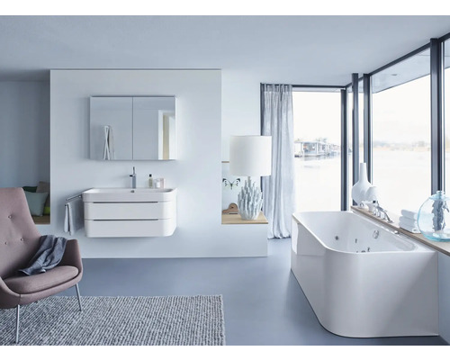 Světlá koupelna s umyvadlem, zrcadlovou skříňkou, vanou a křeslem pro moderní atmosféru.