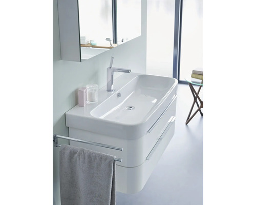 Moderní koupelnové umyvadlo s baterií, držákem na ručníky a zrcadlem pro stylové prostředí.