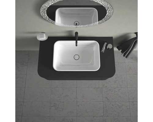 Pohled shora na koupelnu s umyvadlem, zrcadlem a koupelnovými doplňky