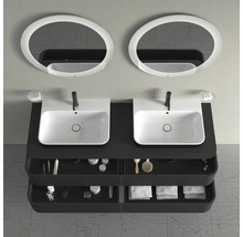 Dvojité umyvadlo se dvěma umyvadly, bateriemi, mýdlenkami, dvěma kulatými zrcadly a úložnými přihrádkami na koupelnové potřeby.