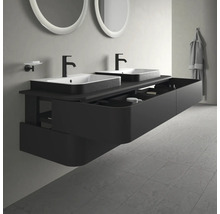 Moderní koupelna s dvojitým umyvadlem, černou skříňkou a kulatými zrcadly