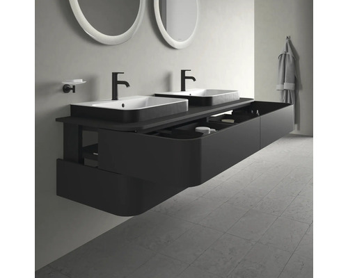 Moderní koupelna s dvojitým umyvadlem, černou skříňkou a kulatými zrcadly