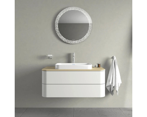 Koupelna s umyvadlem, skříňkou, zrcadlem a ručníkem