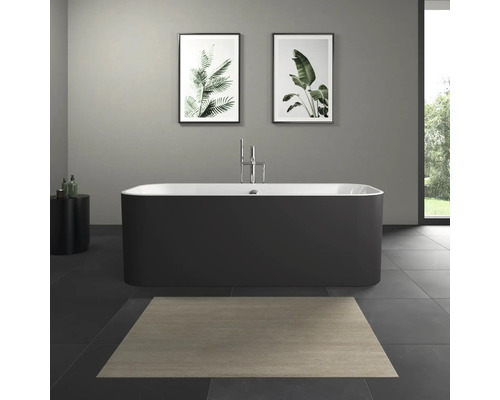 Volně stojící vana v koupelně s obrázky rostlin na zdi