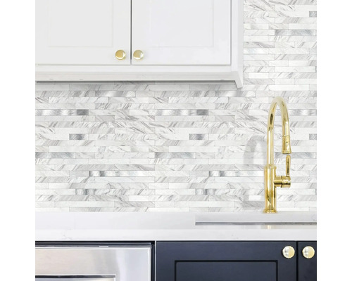 Kuchyňská scéna s mozaikovou obkladovou stěnou, umyvadlem a kuchyňskými skříňkami