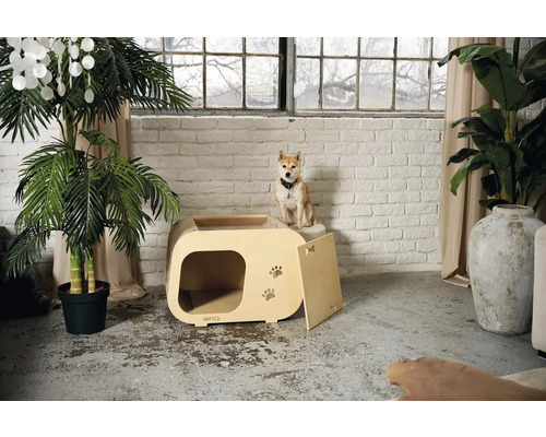 Pes sedí na domku pro zvířata s designem otisku tlapky v obývacím pokoji