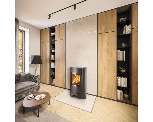 Obývací pokoj s kamny, pohovkou a policemi