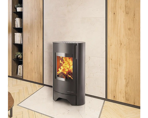 Krbová kamna v obývacím pokoji s dřevěným obložením