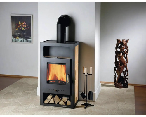 Krbová kamna s dřevem a krbovým nářadím v obývacím pokoji.