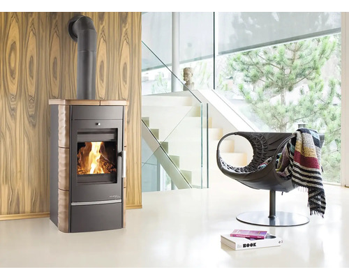 Obývací pokoj s kamny, křeslem a schodištěm