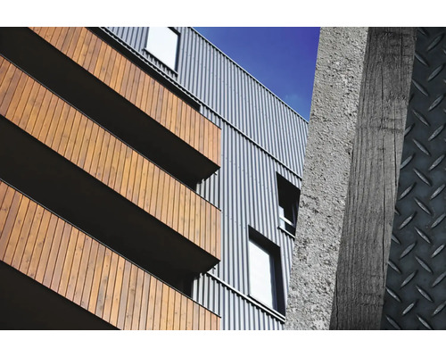 Budova s dřevěnou a kovovou fasádou a betonovou a kovovou konstrukcí