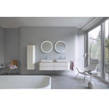 Světlá koupelna s dvojitým umyvadlem, zrcadlovými skříňkami a vanou