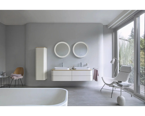 Světlá koupelna s dvojitým umyvadlem, zrcadlovými skříňkami a vanou