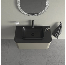 Koupelna s umyvadlem, vodovodní baterií, zrcadlem a úložným prostorem na koupelnové doplňky