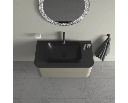 Koupelna s umyvadlem, vodovodní baterií, zrcadlem a úložným prostorem na koupelnové doplňky