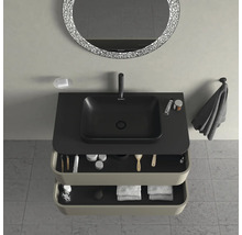 Pohled shora na koupelnu s umyvadlem, zrcadlem a umyvadlovou skříňkou