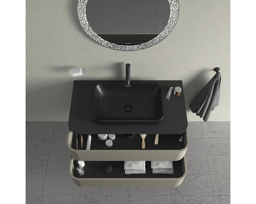 Pohled shora na koupelnu s umyvadlem, zrcadlem a umyvadlovou skříňkou