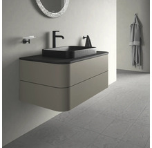 Moderní koupelna s umyvadlovou skříňkou, umyvadlem na desku a zrcadlem