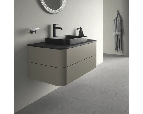 Moderní koupelna s umyvadlovou skříňkou, umyvadlem na desku a zrcadlem