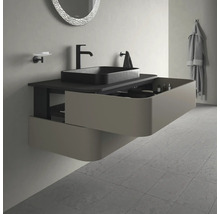 Koupelnová umyvadlová skříňka s otevřeným výsuvem, černé umyvadlo, armatura a kulaté zrcadlo