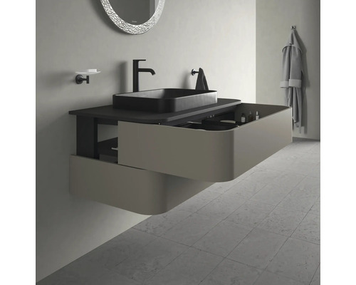 Koupelnová umyvadlová skříňka s otevřeným výsuvem, černé umyvadlo, armatura a kulaté zrcadlo