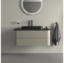 Moderní koupelna s umyvadlovou skříňkou, umyvadlem na desku, zrcadlem a ručníkem