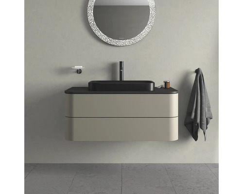 Moderní koupelna s umyvadlovou skříňkou, umyvadlem na desku, zrcadlem a ručníkem