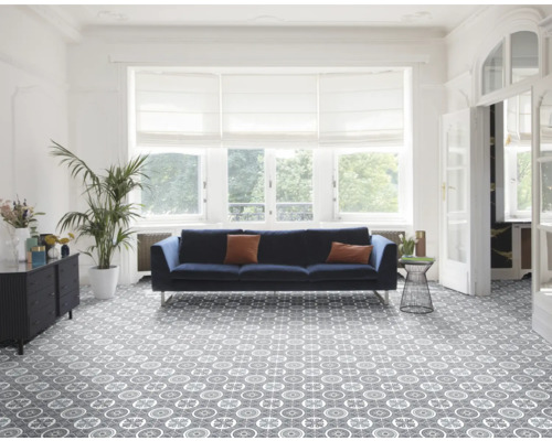 Světlý obývací pokoj s pohovkou, rostlinou a vzorovanou vinylovou podlahou