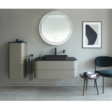 Koupelna s umyvadlem, zrcadlovou skříňkou a kulatým zrcadlem