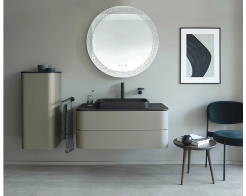 Koupelna s umyvadlem, zrcadlovou skříňkou a kulatým zrcadlem