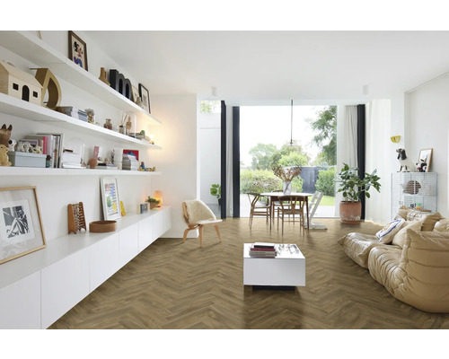 Světlý obývací pokoj s parketami ve tvaru rybí kosti, policemi a posezením