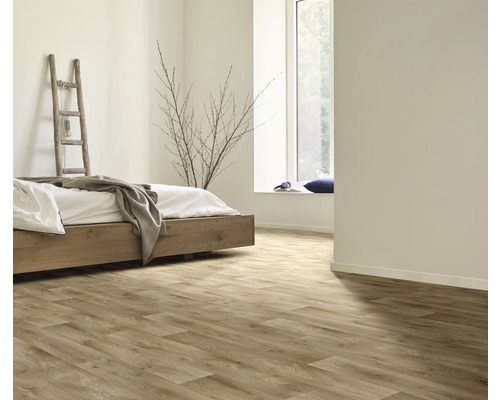 Světlá ložnice s dřevěnou podlahou, postelí a žebříkem