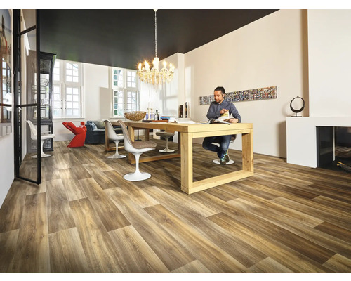 Světlý obývací pokoj s dřevěnou podlahou, jídelním stolem a mužem