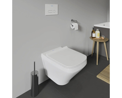 Závěsné WC v koupelně s WC štětkou a držákem toaletního papíru