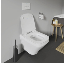 Závěsné WC bez oplachovacího kruhu s otevřeným splachovacím okrajem v koupelně