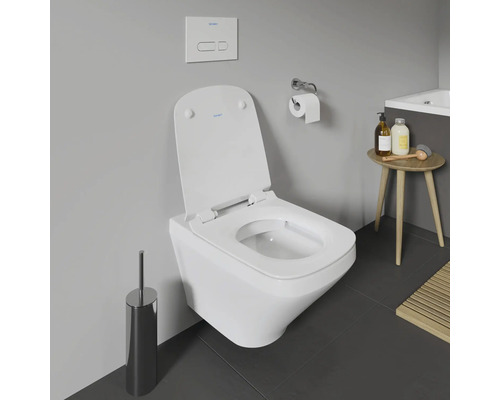 Závěsné WC bez oplachovacího kruhu s otevřeným splachovacím okrajem v koupelně