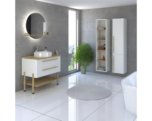 Světlá koupelna s umyvadlem, zrcadlem, koupelnovou skříňkou a rostlinou