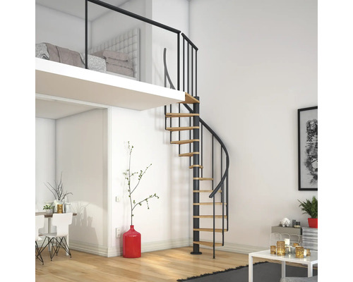 Interiér se spirálovým schodištěm vedoucím do vyšší úrovně