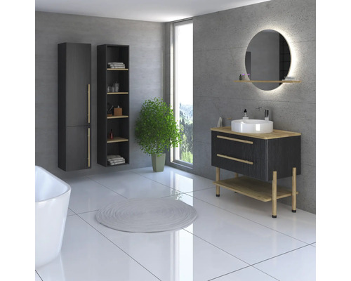 Koupelna s umyvadlem, zrcadlem, koupelnovým nábytkem a dekorací