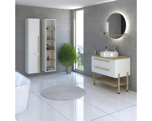 Moderní koupelna s umyvadlem, osvětleným zrcadlem, vysokou skříní a policí