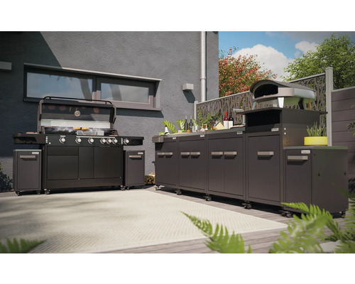 Venkovní kuchyně s grilem a pecí na pizzu na terase