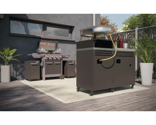 Venkovní prostor s plynovým grilem, pecí na pizzu a květináči na terase