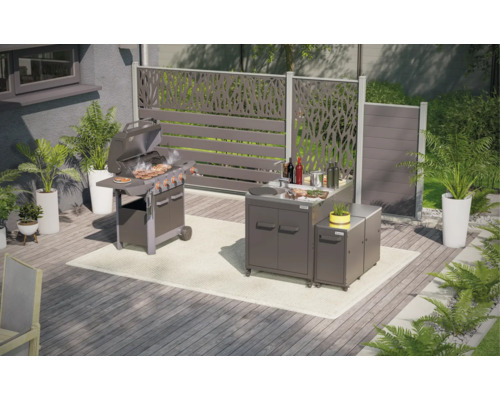 Venkovní prostor s grilem, venkovní kuchyní a zástěnami na terase