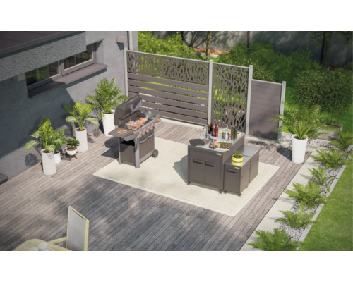 Scéna s grilem, venkovní kuchyní a zástěnou na terase.