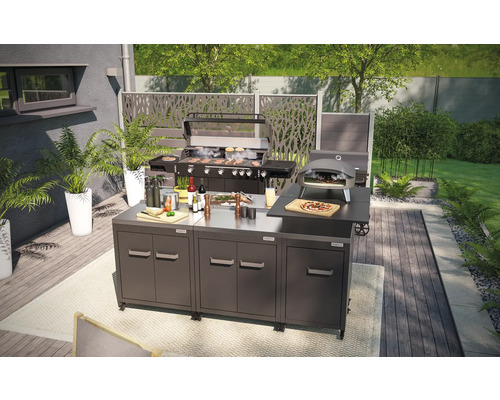 Venkovní kuchyně s grilem, pecí na pizzu a pracovní deskou na terase.