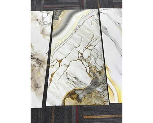 Tři keramické dlaždice s mramorovým vzhledem.